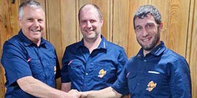 Stabsübergabe beim Vizekommando der Feuerwehr Schänis: Bruno Arnold (r.) wird Nachfolger Stefan Seliners (l.). Kommandant Carlo Büchler freut sich.