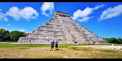 Die beiden Velofahrer vor den Maya-Tempeln in Chichén Izta. 