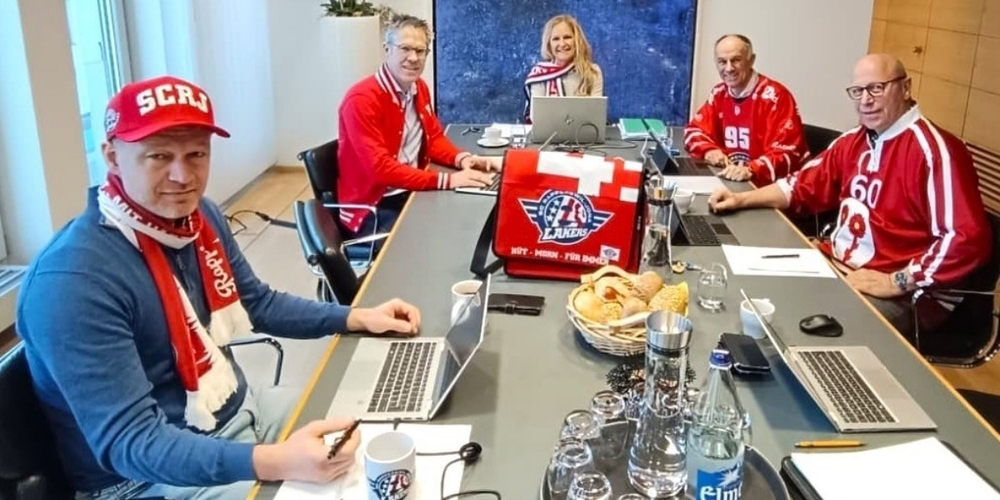 V.l.n.r.: Luca Eberle, Joe Kunz, Stadtpräsidentin Barbara Dillier, Christian Leutenegger und Ueli Dobler im SCRJ-Outfit.