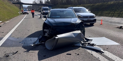 Eine aus dem Lastwagen auf die Gegenfahrbahn der A15 geschleuderte Blechrolle traf auf dieses Auto, dessen Lenker dabei unverletzt blieb.