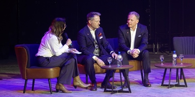 Moderatorin Regula Späni (l.) im Gespräch mit Markus Jäger und Simon König (r.). Freude am Erfolg der Raiffeisenbank Rapperswil-Jona als Auftakt zum Zirkusprogramm.