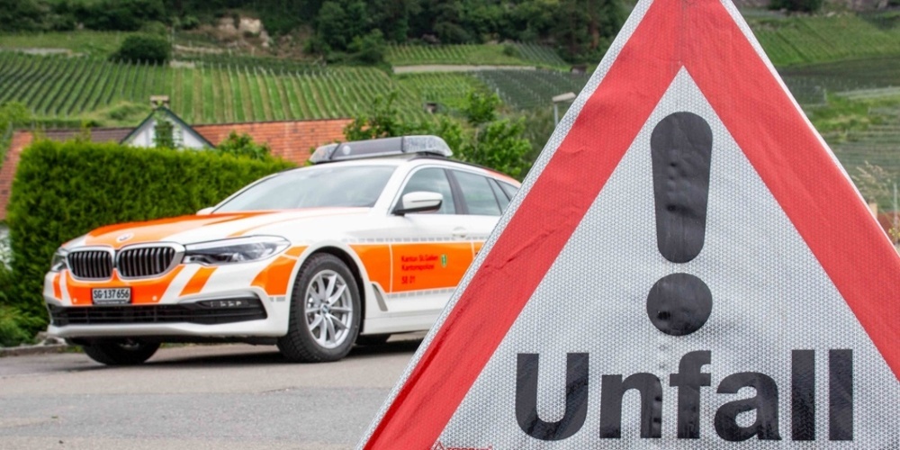 Beim Selbstunfall entstand Sachschaden von rund 2500 Franken.