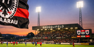 KI-Illustration des Brügglifelds: Während über Investitionen in die Beleuchtung diskutiert wird, strahlt das Stadion hier bereits im perfekten Flutlicht