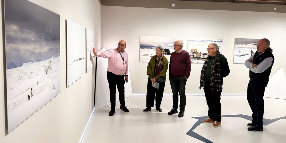 Antonio Cifelli (l.), Grönlandkenner, erläutert dem Kunstverein die Fotografien von Markus Bühler.