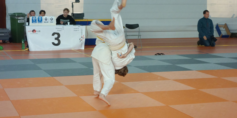Jana Ricklin wirft mit O-goshi