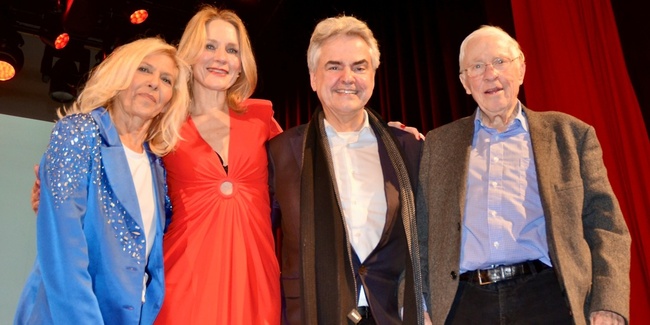 v.l.n.r: Musikerin Marie–Louise Werth, Moderatorin Eva Wannenmacher, Romanautor Matthias Ackeret, Polit-Schwergewicht Christoph Blocher.