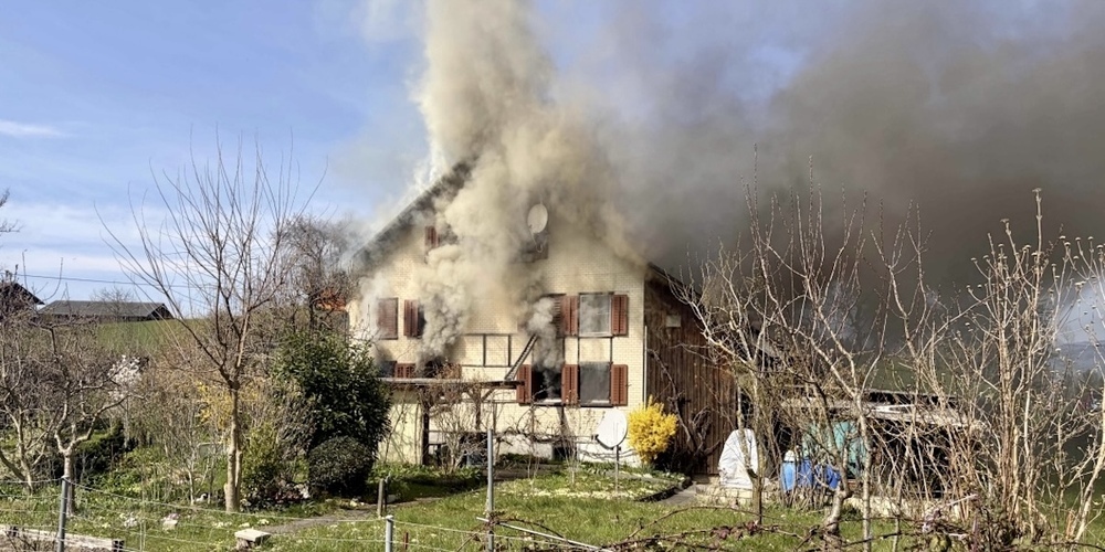 Das alleinstehenden Einfamilienhaus am Mattliweg im Vollbrand.