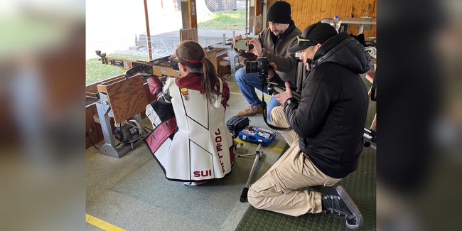 Der Werbetrailer wird die Sportschützin Joëlle Baumgartner und die Schweizer Armbrustfamilie auf dem Weg nach Weesen begleiten.