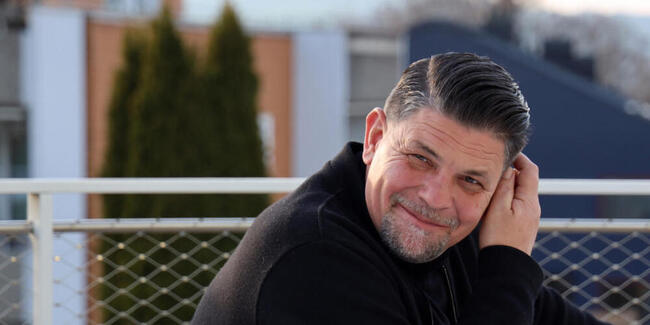 Gleich geht es mit einem Streitgespräch im Square der Universität St.Gallen weiter, aber bis dahin geniesst Tim Mälzer die Abendsonne auf einer der Uni-Terrassen.