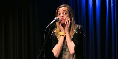 Lara Stoll selbst bezeichnet sich schlicht als Künstlerin, da sie nicht in eine Schublade passen will