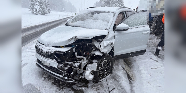 Bei den zwei Verkehrsunfällen im winterlichen Ricken waren insgesamt sechs Autos involviert, darunter eines (bereits) mit Sommerpneus.