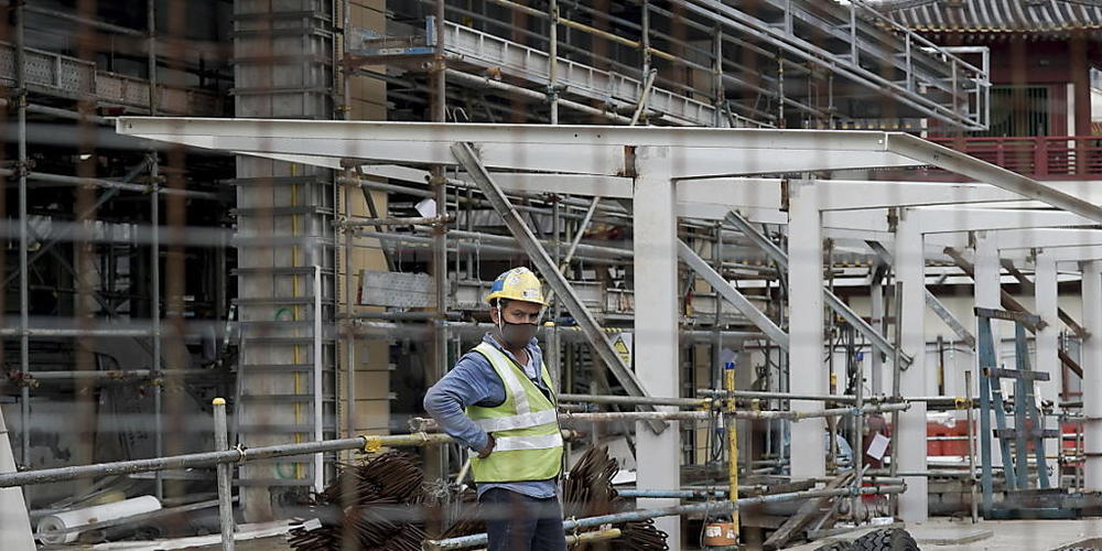 Viele Arbeitnehmer können von der 40-Stunden-Woche nur träumen. Überlange Arbeitszeiten verursachen psychische Probleme und Stress. (Archivbild)