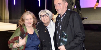 Bundesrätin Elisabeth Baume–Schneider mit Bettina Stucky (beste Darstellerin) und  Phil Hayes (bester Darsteller).