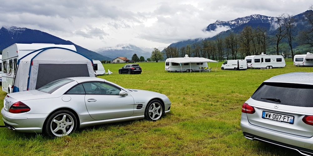 Die Wohnwagen bim Benkner Klettenseehof sind unübersehbar.