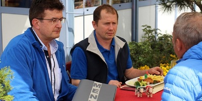 Beizer (Linus Thalmann, Kirchberg), Bauer (Hanspeter Brändle, Libingen) und Büetzer beim Mittagessen im Hotel & Restaurant Toggenburgerhof, Kirchberg.