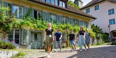 Teilnehmer/innen erfahren Wissenswertes über das mittelalterliche Städtchen, hören sagenumwobene Legenden und witzige Anekdoten. 