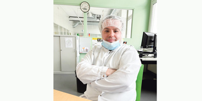 Jusuf Aliti arbeitet bei der Altra in der Pharma. Dort trägt er Haube, Mundschutz und Mantel und bevor er mit der Arbeit beginnt heisst es,  erst einmal Hände gründlich waschen und desinfizieren. 