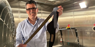 Forschungsleiter Simon Annaheim mit dem neuentwickelten Sensor-Gurt zur Früherkennung von Demenz.