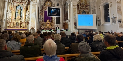 Pfarrkirche St. Jodokus: grosser Auflauf an der Bürgerversammlung in Schmerikon
