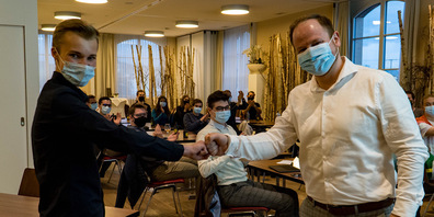 Fabian Giuliani (rechts)  gratuliert Elias Giesinger (links) zur Wahl
