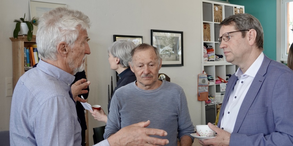 Im Generationenhaus Gommiswald nimmt sich Gemeindepräsident Peter Hüppi (1.v.r.) bei einem Kaffee Zeit für einen Austausch. (Archivbild)