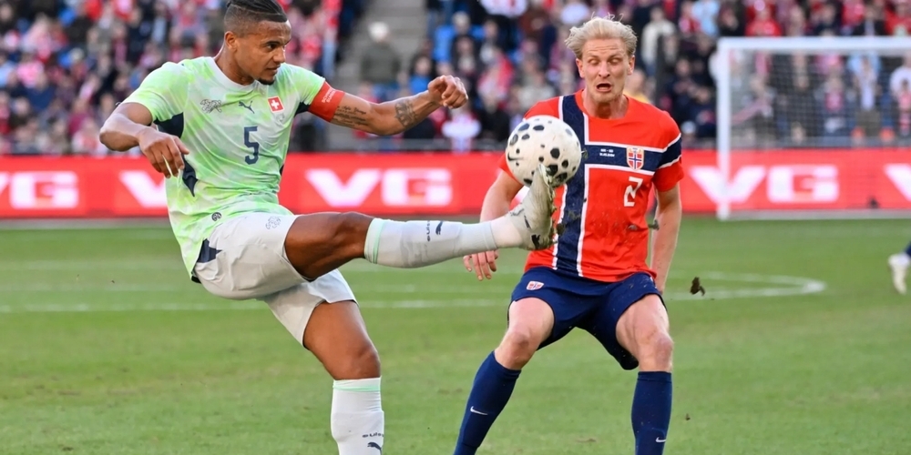 War zufrieden mit dem Gezeigten: Der Schweizer Captain Manuel Akanji (links) im Duell mit Morten Thorsby.