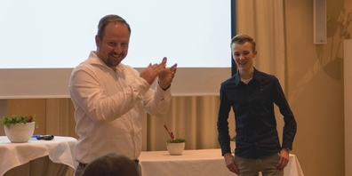 Fabian Giuliani (l.) übergibt nach zwei Jahren Amtsdauer das JGLP-Präsidium an Elias Giesinger.
