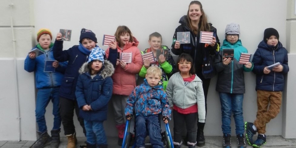 Julia Riget von der Guggenmusik Gassä Tschäderer (3.v.r.) beschenkt die Kinder der Heilpädagogischen Schule Balm in Schänis.