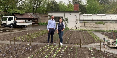 Das Hotel Uzwil hat neu einen eigenen Kräuter- und Gemüsegarten. Das freut auch René Meier (Direktor) und Ramona Stark (F&B Manager).