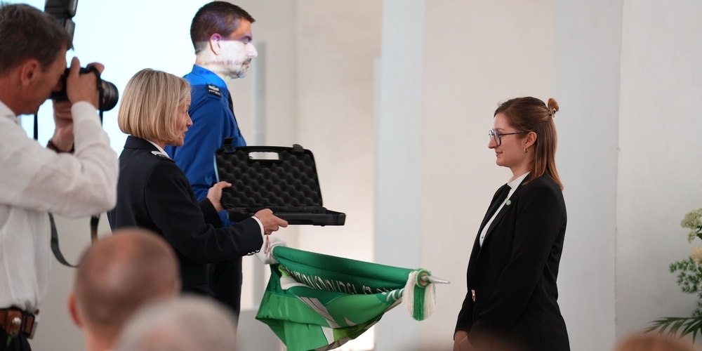 Eine Aspirantin (1.v.r.) der Kantonspolizei St.Gallen erhält von Kommandantin Barbara Reifler ihre neue Waffe.