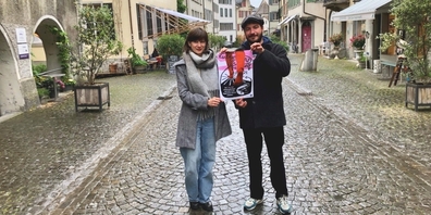 Rebecca Häusel (l.) und Frédéric Zwicker halten eines der 20 neuen Kulturspaziergang-Plakate.