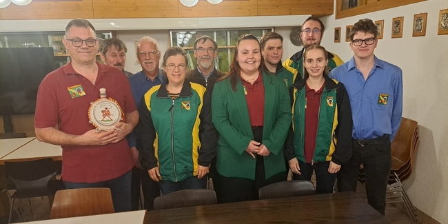 Bei Schützenverein Schmerikon übergab Erwin Reichenbach (1.v.l.) das Präsidium an Sarina Rhyner (6.v.l.).