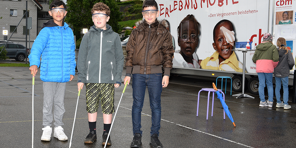 Die Schübelbachner Primarschüler versuchten mit dem Gehstock den richtigen Weg zu finden.