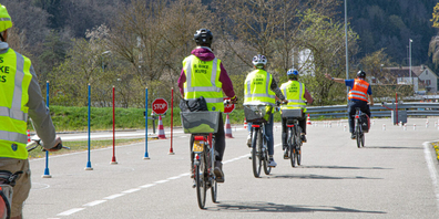 Im Praxisteil des Sicherheitskurses lernen die Teilnehmerinnen und Teilnehmer anhand eines Parcours das Fahrgefühl von Elektrovelos kennen. 