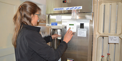 Gaby Mettler zapft Milch aus ihrem eigenen Milchautomaten.