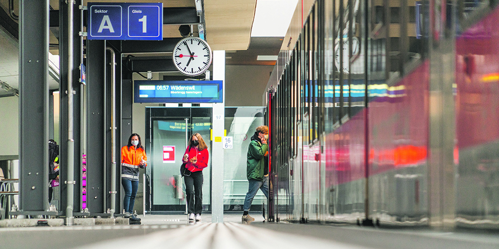 Dort, wo vorher eine Rampe war, ist jetzt am Bahnhof Einsiedeln ein grosszügiger offener Fussgängerbereich.