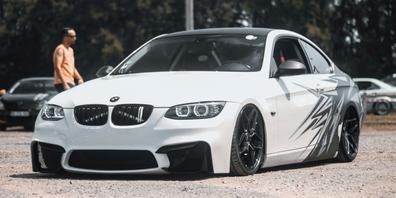 Ein BMW mit Tuning. (Symbolbild)