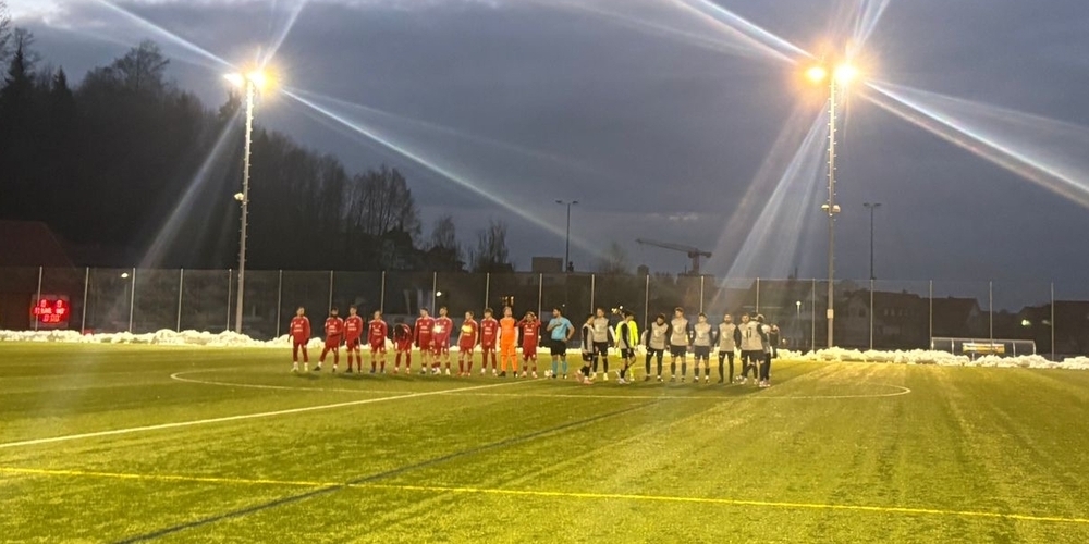 Die Teams des FC Flawil (rot) und FC Uznach (grau) trafen zum Rückrundenauftakt in der Gruppe 4 der 3. Liga aufeinander.