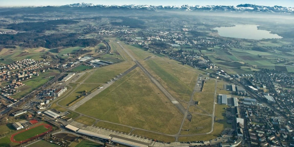 Der Militärflugplatz in Dübendorf mit Blick ins Zürcher Oberland