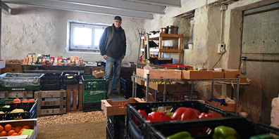 Ulrich Ebert in seinem Hofladen, einem ausgebauten ehemaligen Stall, an der Kantonsstrasse in Schübelbach.