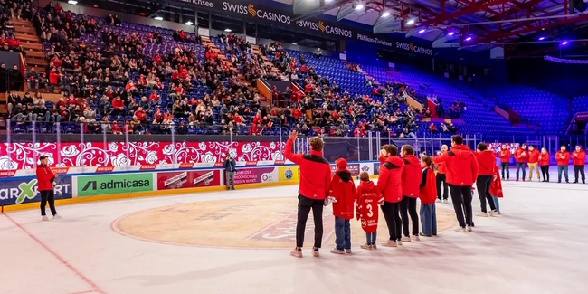Auf der abgetauten Eisfläche der St.Galler Kantonalbank Arena werden am Mittwoch die Mannschaft und der Staff der Lakers verabschiedet.