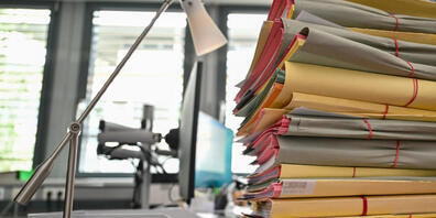 Keine Aktenberge mehr in der Verwaltung des Kantons St.Gallen: Sämtliche Verfahren werden künftig digital durchgeführt. (Archivbild)