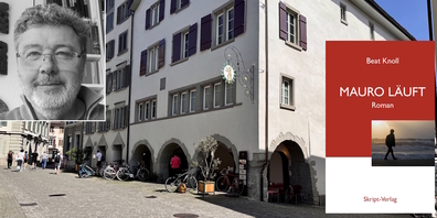 Der in Uri und Basel lebende Autor Beat Knoll (l.) stellt im Bären Rapperswil seinen neuen Roman «Mauro läuft» (r.) vor.