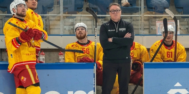 Hält in Sierre die Fäden fest in den Händen: Chris McSorley (in Schwarz).