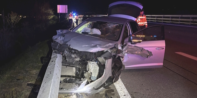 Einer der zwei in den Verkehrsunfall verwickelten Personenwagen. Nach der Auffahrkollision prallten die Autos beide gegen die Leitplanken.
