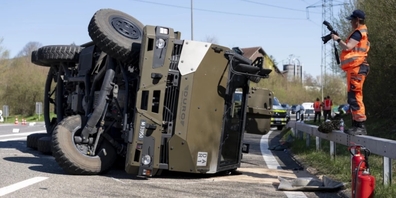 Das verunglückte Militärfahrzeug im Kreisel bei Hinwil.