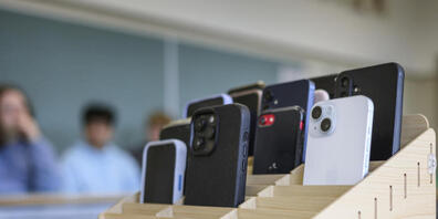 Ab dem kommenden Schuljahr werden Mobiltelefone aus den Schulklassen der Stadt Chur verschwinden. (Symbolbild)