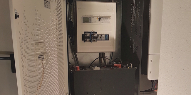 Batteriespeicher für die Photovoltaikanlage in einem Haus. (Symbolbild)