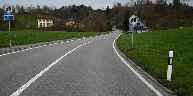 Blick auf die Unfallstelle an der Flawilerstrasse in Gossau SG, wo ein Unfallhelfer angefahren und dabei laut Polizei «eher schwer» verletzt wurde.