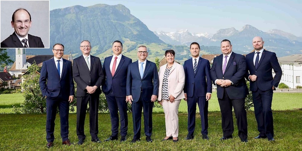 Der Regierungsrat von Schwyz muss sich wohl (endlich) dem Fall Montessori Schule March annehmen. Kleines Bild: Jörg Lutz